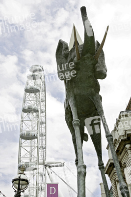 London Eye / Millennium Wheel mit Dali Statue