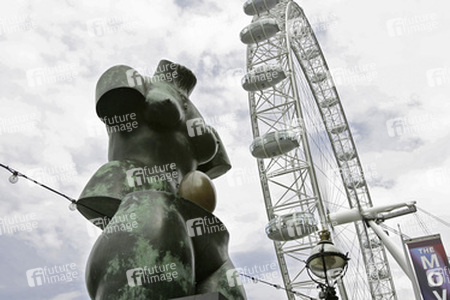London Eye / Millennium Wheel mit Dali Büste