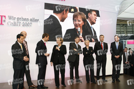 Timotheus Hoettges und Mitarbeiter, René Obermann, Angela Merkel, Michael Glos, Annette Schavan, Christian Wulff, Stephan Weil