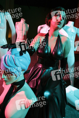 Herrin der Puppen / Mistress of Puppets