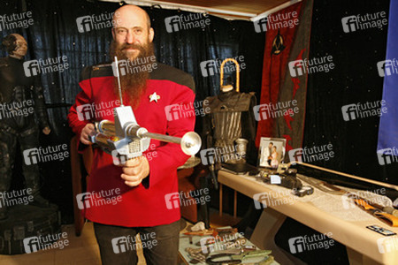 Martin Netter in Sternenflottenuniform aus 'Star Trek: The Next Generation' mit Phasergewehr aus 'Star Trek: The Original Series'