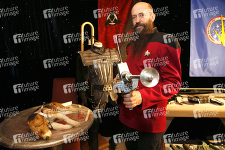 Martin Netter in Sternenflottenuniform aus 'Star Trek: The Next Generation' mit Phasergewehr und Captain Archers Hund Portos aus 'Star Trek: Enterprise'