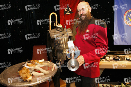 Martin Netter in Sternenflottenuniform aus 'Star Trek: The Next Generation' mit Phasergewehr und Captain Archers Hund Portos aus 'Star Trek: Enterprise'