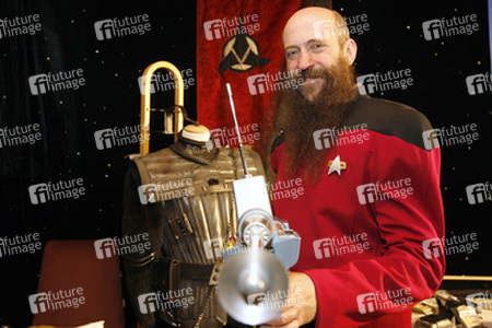 Martin Netter in Sternenflottenuniform aus 'Star Trek: The Next Generation' mit Phasergewehr aus 'Star Trek: The Original Series'
