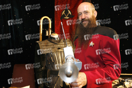 Martin Netter in Sternenflottenuniform aus 'Star Trek: The Next Generation' mit Phasergewehr aus 'Star Trek: The Original Series'