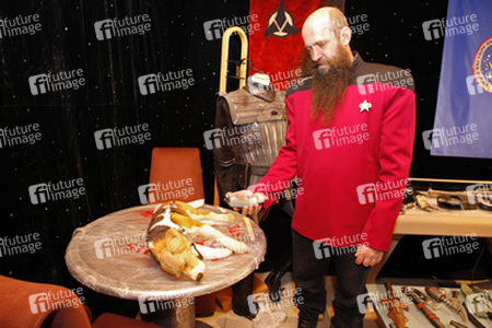 Martin Netter in Sternenflottenuniform aus 'Star Trek: The Next Generation' mit Tricorder und Captain Archers Hund Portos aus 'Star Trek: Enterprise'