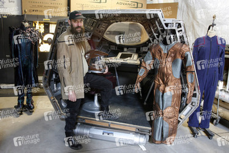Martin Netter mit Captain Archers Original Uniformjacke vor dem Cockpit eines Shuttles aus 'Star Trek: Enterprise'