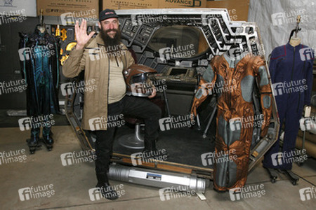 Martin Netter mit Captain Archers Original Uniformjacke vor dem Cockpit eines Shuttles aus 'Star Trek: Enterprise'