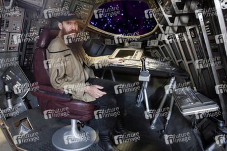 Martin Netter mit Captain Archers Original Uniformjacke im Cockpit eines Shuttles aus 'Star Trek: Enterprise'