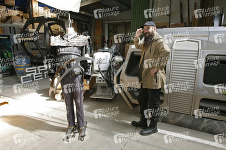Martin Netter in Uniform in Raumschiff aus 'Star Trek: Enterprise' mit Klingonen Outfit und Enterprise Shuttle