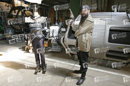 Martin Netter in Uniform in Raumschiff aus 'Star Trek: Enterprise' mit Klingonen Outfit und Enterprise Shuttle