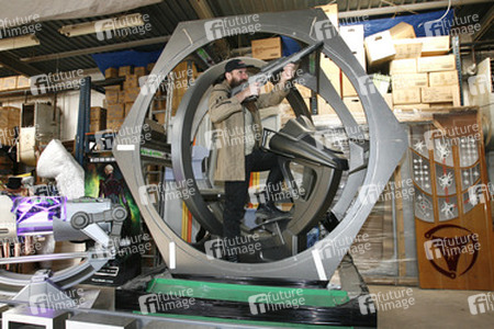 Martin Netter mit Phasergewehr in Raumschiff aus 'Star Trek: Enterprise'