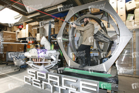 Martin Netter mit Phasergewehr in Raumschiff aus 'Star Trek: Enterprise'