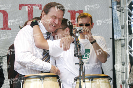 Gerhard Schröder mit jungem Musiker der Stiftung Eben-Ezer