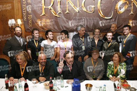 Stehend: Marc B. Lee, Matt Appleton, Jamie Yeates, Stanislav Ianevski, Paul Norell, Jed Brophy, Shane Rangi, Chris Rankin, Mark Ferguson. Sitzend: Emily-Jane Sturrock, Lee Arenberg, John Rhys-Davies, Brad Dourif, Lori Dungey