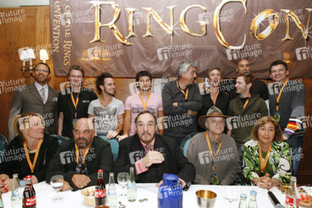 Stehend: Marc B. Lee, Matt Appleton, Jamie Yeates, Stanislav Ianevski, Paul Norell, Jed Brophy, Shane Rangi, Chris Rankin, Mark Ferguson. Sitzend: Emily-Jane Sturrock, Lee Arenberg, John Rhys-Davies, Brad Dourif, Lori Dungey