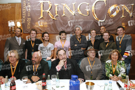 Stehend: Marc B. Lee, Matt Appleton, Jamie Yeates, Stanislav Ianevski, Paul Norell, Jed Brophy, Shane Rangi, Chris Rankin, Mark Ferguson. Sitzend: Emily-Jane Sturrock, Lee Arenberg, John Rhys-Davies, Brad Dourif, Lori Dungey