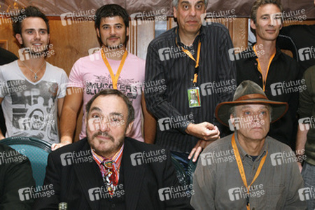 Stehend: Jamie Yeates, Stanislav Ianevski, Paul Norell, Jed Brophy. Sitzend: John Rhys-Davies, Brad Dourif