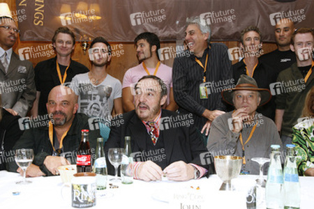 Stehend: Marc B. Lee, Matt Appleton, Jamie Yeates, Stanislav Ianevski, Paul Norell, Jed Brophy, Shane Rangi, Chris Rankin. Sitzend: Lee Arenberg, John Rhys-Davies, Brad Dourif