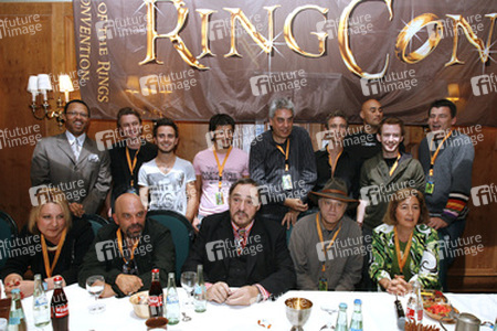 Stehend: Marc B. Lee, Matt Appleton, Jamie Yeates, Stanislav Ianevski, Paul Norell, Jed Brophy, Shane Rangi, Chris Rankin, Mark Ferguson. Sitzend: Emily-Jane Sturrock, Lee Arenberg, John Rhys-Davies, Brad Dourif, Lori Dungey