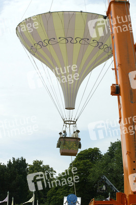 Statisten im Heißluftballon bei Dreharbeiten