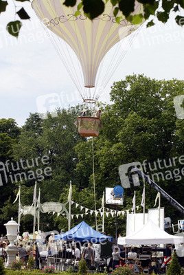 Statisten im Heißluftballon bei Dreharbeiten