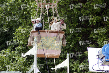 Statisten im Heißluftballon bei Dreharbeiten