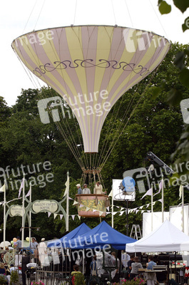 Statisten im Heißluftballon bei Dreharbeiten