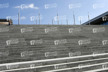 Treppe zur Expo 2000 Fußgängerbrücke