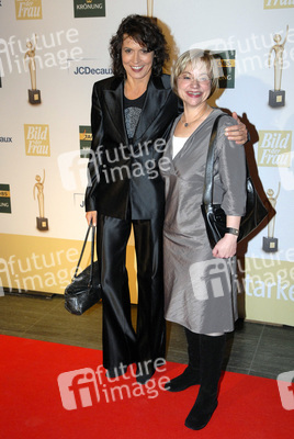 Ulrike Folkerts mit Preisträgerin Brigitte Maas