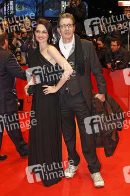 Rolf Zacher mit Begleitung