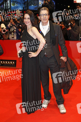 Rolf Zacher mit Begleitung