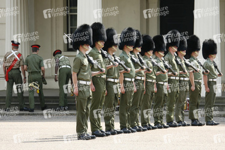 Welsh Guards beim Exerzieren im Hof der Wellington Barracks