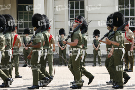 Welsh Guards beim Exerzieren im Hof der Wellington Barracks