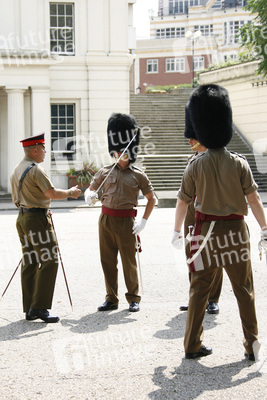 Welsh Guards beim Exerzieren im Hof der Wellington Barracks