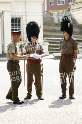 Welsh Guards beim Exerzieren im Hof der Wellington Barracks