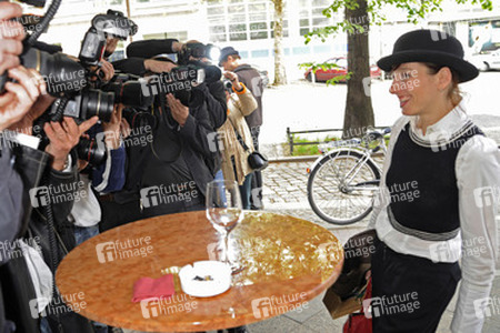 Meret Becker mit Fotografen