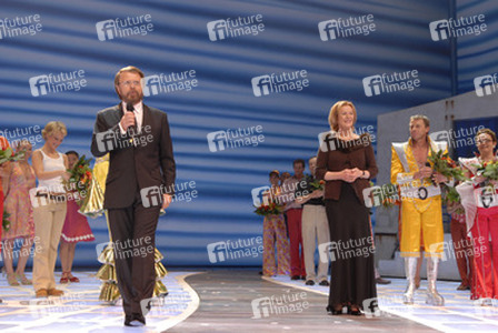 Björn Ulvaeus und Anni-Frid Lyngstad (Abba) mit Mitgliedern des Mama Mia Ensembles