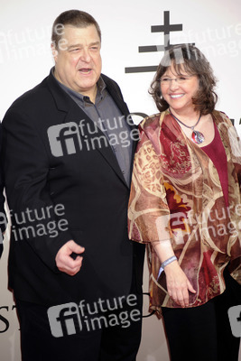 John Goodman, Donna Woolfolk Cross