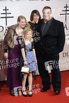 Lotte Flack, Tigerlily Hutchinson, Johanna Wokalek, John Goodman