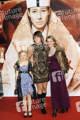 Tigerlily Hutchinson, Johanna Wokalek, Lotte Flack