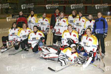LadyScorpions mit Trainer Leonard 'Len' Soccio