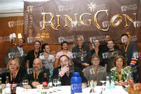 Stehend: Marc B. Lee, Matt Appleton, Jamie Yeates, Stanislav Ianevski, Paul Norell, Jed Brophy, Shane Rangi, Chris Rankin, Mark Ferguson. Sitzend: Emily-Jane Sturrock, Lee Arenberg, John Rhys-Davies, Brad Dourif, Lori Dungey