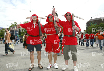 Fans aus der Schweiz vor dem Hauptbahnhof