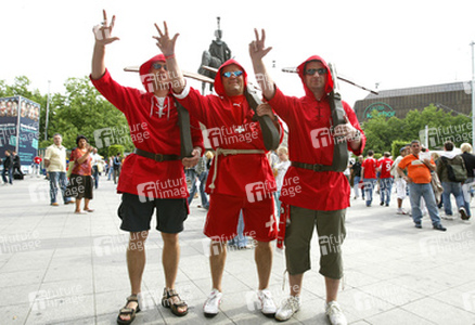 Fans aus der Schweiz vor dem Hauptbahnhof