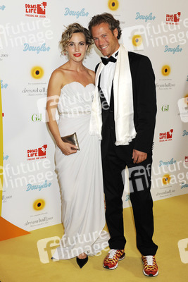 Sophie van der Stap mit Begleitung