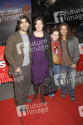 Fatih Akin mit seiner Frau Monique Akin, Adam Bousdoukos mit Begleitung