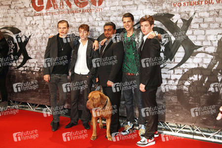 Wilson Gonzales Ochsenknecht, Kai Michael Müller, Michael Keseroglu, Jimi Blue Ochsenknecht, Jannis Niewöhner und Bordeauxdogge Balu