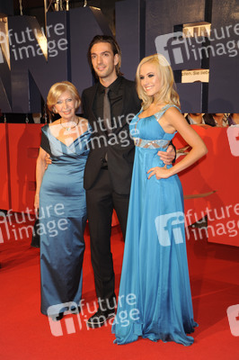 Max Wiedemann mit seiner Mutter und Alena Gerber