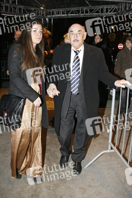 Artur Brauner mit Begleitung